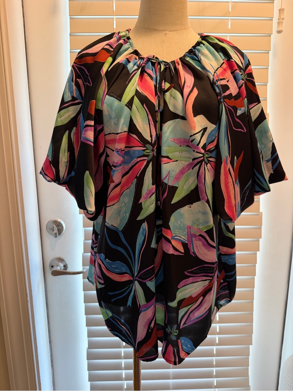 entro Black Floral Tie-Neck Blouse with Multicolor Leaves Sz Large